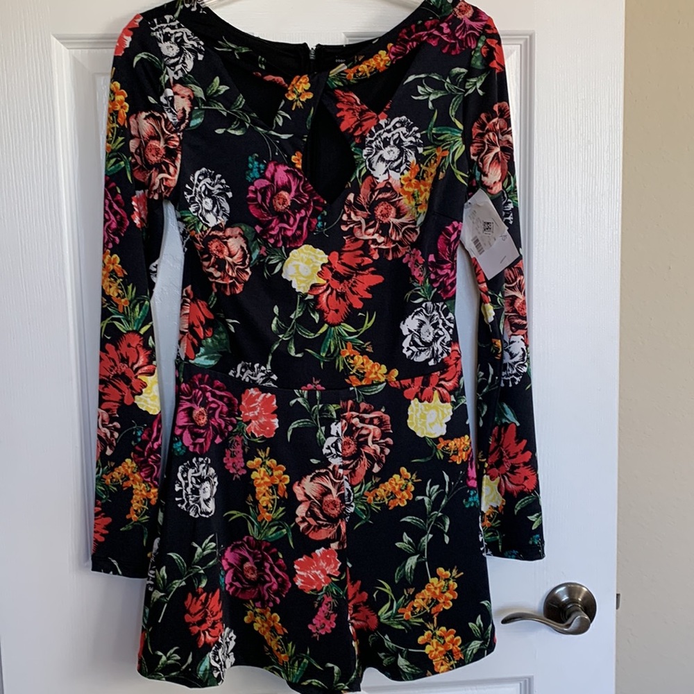 NWT Guess Beautiful, well structured dressy romper. Multicolored 1-28-21 - Picture 2 of 9